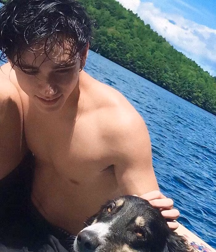 Điều khiến mọi người choáng hơn nữa là cả gia đình anh đều tốt nghiệp tại ngôi trường danh giá bậc nhất thế giới này.