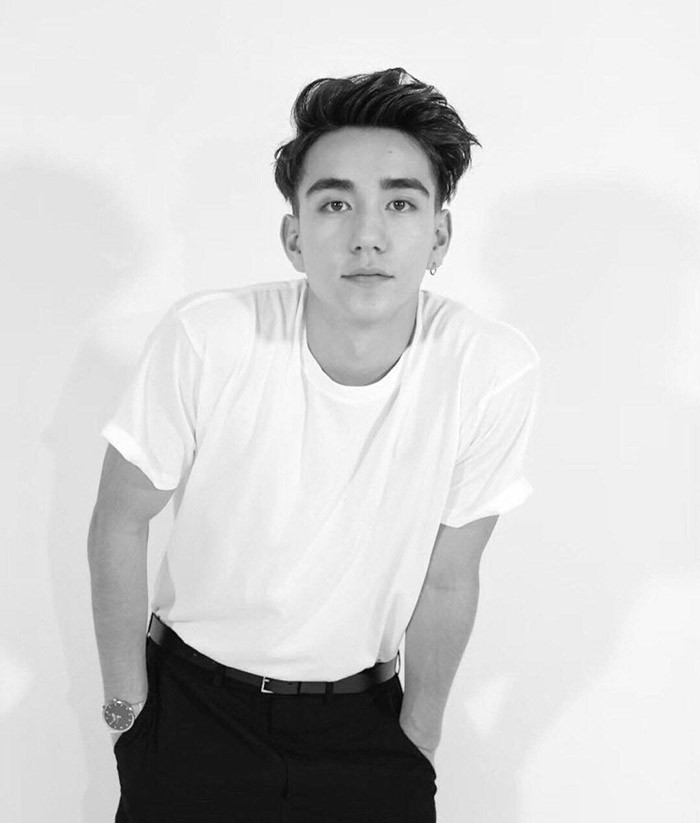 Không chỉ sở hữu ngoại hình chuẩn chỉnh của một idol, Kazuma Mitchell còn khiến cư dân mạng trầm trồ hơn khi biết về trình độ học vấn. Anh hiện đang theo học song ngành Kinh tế và Âm nhạc tại Đại học Harvard.