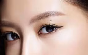  Nốt ruồi ở mí mắt. Một người nếu sở hữu nốt ruồi ở mí mắt thì khá đào hoa thường được những người khác giới lớn tuổi giúp đỡ hoặc có mối quan hệ rộng rãi với đối tượng này. 