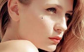  Nếu làm nam giới thì đường công danh bị cản trở, làm gì cũng phải cố gắng nỗ lực gấp đôi gấp ba người khác mà chưa chắc thành công.