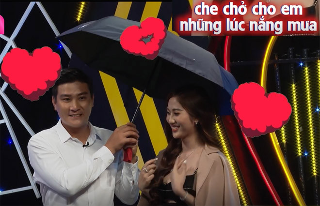 Mở cửa trái tim, anh chàng nhát gái ghi điểm khi tặng bạn gái chiếc dù với ý nghĩa: “Nếu sau này hai người có cơ hội quen nhau, những lúc không có anh bên cạnh cây dù sẽ thay thế anh che chở cho em những lúc nắng mưa”.