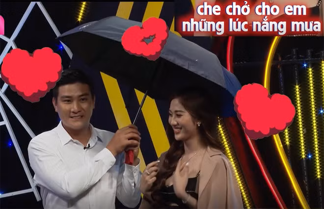 Mở cửa trái tim, anh chàng nhát gái ghi điểm khi tặng bạn gái chiếc dù với ý nghĩa: “Nếu sau này hai người có cơ hội quen nhau, những lúc không có anh bên cạnh cây dù sẽ thay thế anh che chở cho em những lúc nắng mưa”.