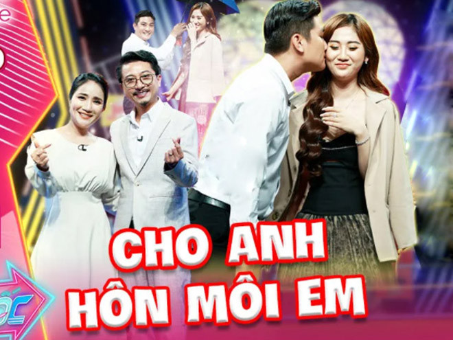 Kết thúc cuộc gặp, cặp trai tài gái sắc đã cùng bấm nút hẹn hò và trao nụ hôn đầu trong niềm vui của ông bà mối.