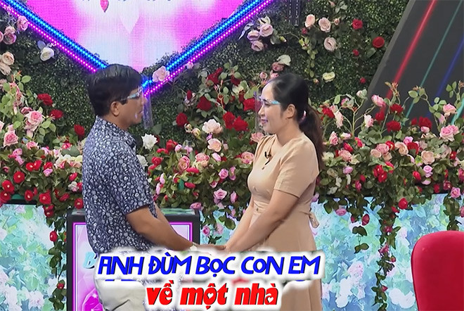 Tiếp đó, đàng trai chủ động tới nắm tay đàng gái nói lời chân thành: “Nhà cửa anh cũng đã có, còn chuyện tương lai thì anh thương con em cũng như con anh. Anh sẽ đùm bọc con em về một nhà, mình cùng nhau từ bàn tay vượt lên chia sẻ, phấn đấu xây dựng là được”.