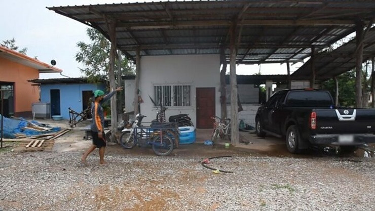 Thế nhưng, giàu đâu không thấy, vợ chồng ông gặp thất bại vì cửa hàng bán vật liệu xây dựng mở ra không ai mua.