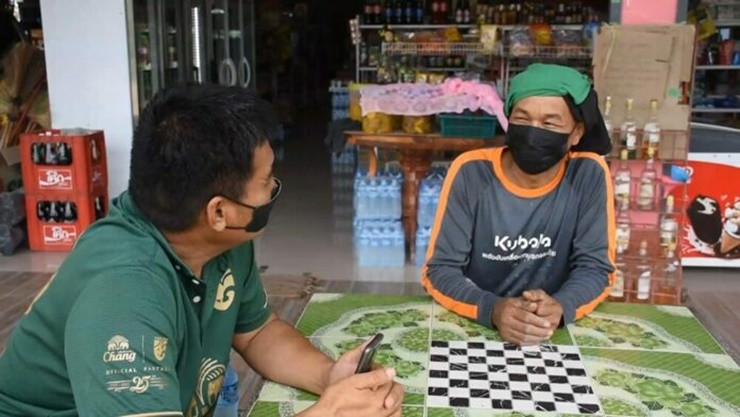 Ngoài đất và nhà, ông Paiboon còn mua thêm xe đầu kéo, xe ben để chở hàng kiếm tiền.