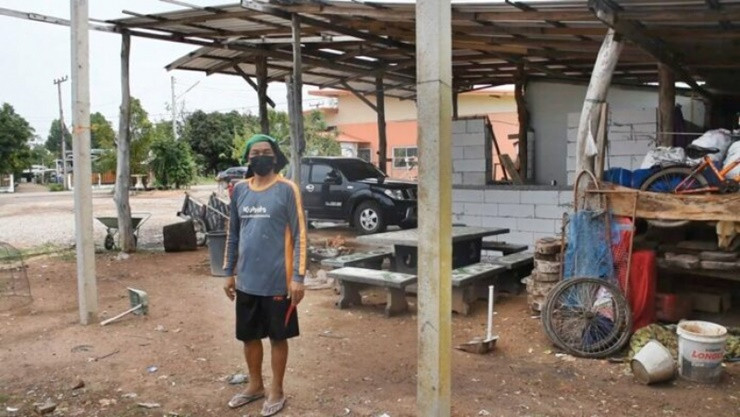 Sau khi có tiền, ông lao vào mua bất động sản, xây nhà, mở cửa hàng để kinh doanh.