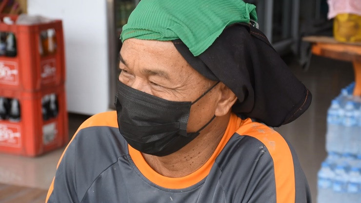 Tổng số tiền ông bị mất do kinh doanh khoảng 6-7 triệu bath (4-6 tỷ đồng). Cho đến nay, tiền mặt gần như không còn, chỉ còn lại đất, xe và cửa hàng tạp hoá mở ra cho vợ và con bán.