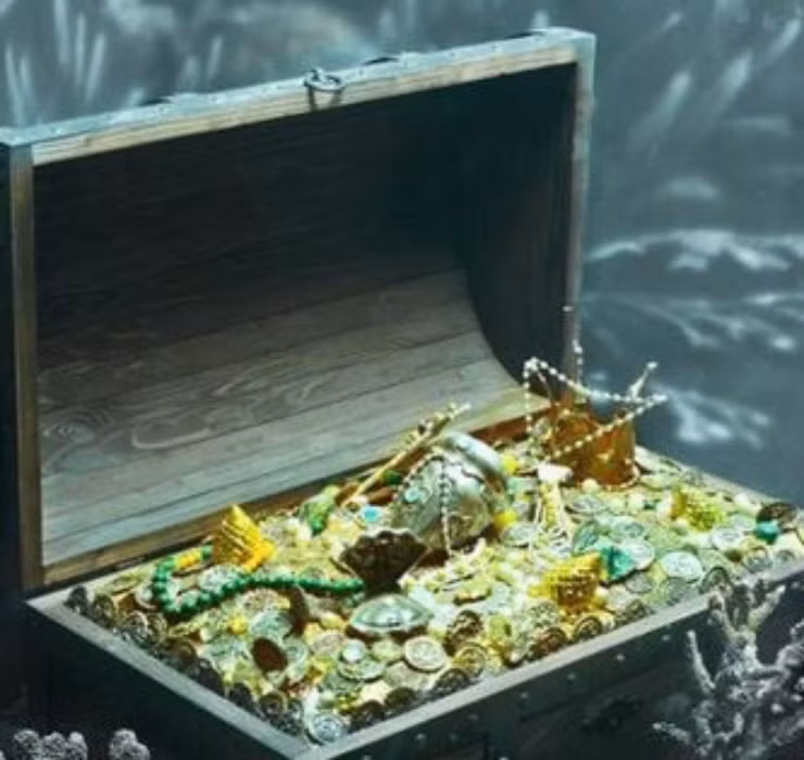 Không chỉ ở Việt Nam, có một kho báu 1.500 năm tuổi dưới đáy biển cũng đã được phát hiện bởi 2 người thợ lặn tại Tây Ban Nha. Cụ thể, hai người thợ này đã phát hiện kho báu khi đang dọn rác ngoài bờ biển Alicante.