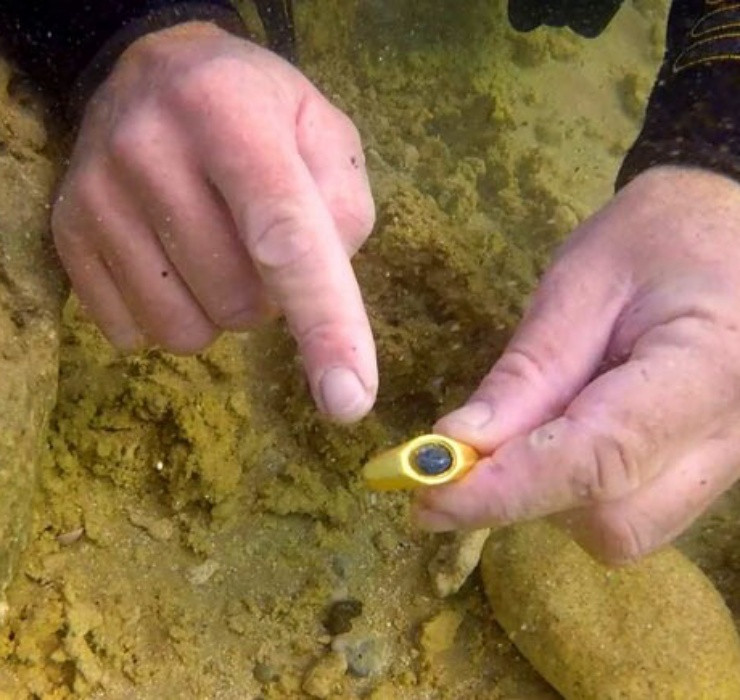 Cơ quan Cổ vật Israel (IAA) cho biết bên trong con tàu vẫn còn nguyên hàng hóa cho dù thân tàu đã nằm rải rác khắp vùng khá lớn sau nhiều thế kỷ.