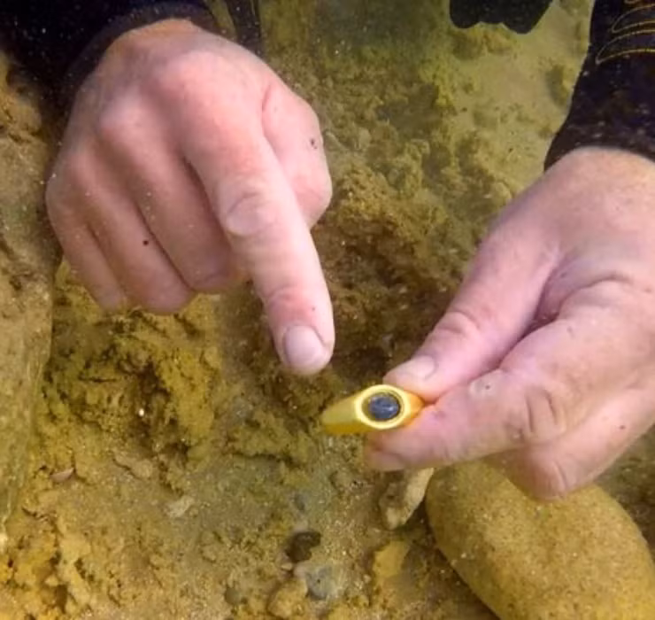 Cơ quan Cổ vật Israel (IAA) cho biết bên trong con tàu vẫn còn nguyên hàng hóa cho dù thân tàu đã nằm rải rác khắp vùng khá lớn sau nhiều thế kỷ.