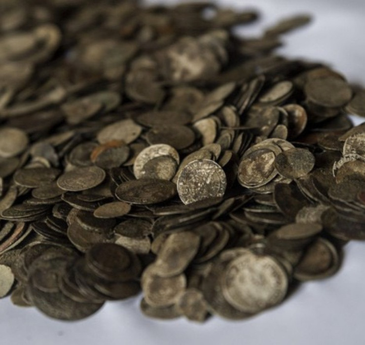 Ngoài ra, các xác tàu còn làm vương vãi nhiều đồng xu cổ đại thuộc nhiều niên đại từ 600 - 1.700 tuổi.