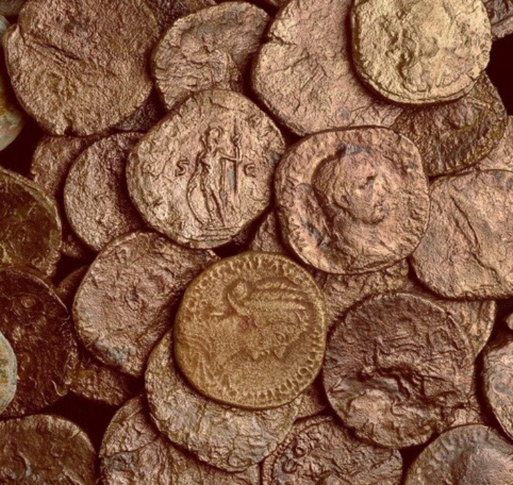 Từ 2 xác tàu đắm này, các nhà khảo cổ học đã phục hồi được rất nhiều cổ vật quý giá bao gồm rất nhiều trang sức và vật trang trí khác nhau.