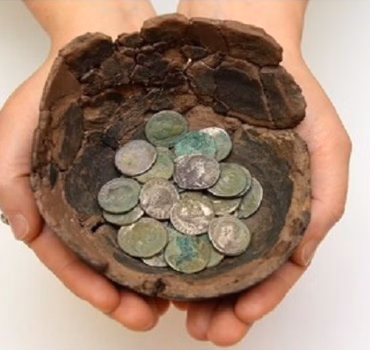 Vì không phát hiện có tàu đắm tại khu vực này, vì vậy số tiền có vẻ như đã được ai đó chôn giấu có chủ đích.