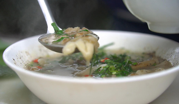 Những món ngon được chế từ nấm mối rất đơn giản và dân dã, như: bánh xèo đổ có nhân là nấm mối tách sợi nhỏ, nấm mối xào, canh nấm mối, cháo nấm mối…