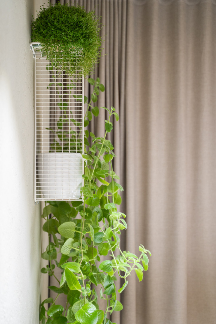 Bức tường ngăn ban công với phòng khách được đập thông, thay vào đó là một tấm kính lớn.