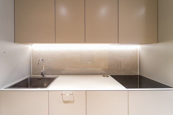 Không gian liên thông giữa khu vực lối vào, phòng làm việc và phòng khách chính được tận dụng làm bếp.