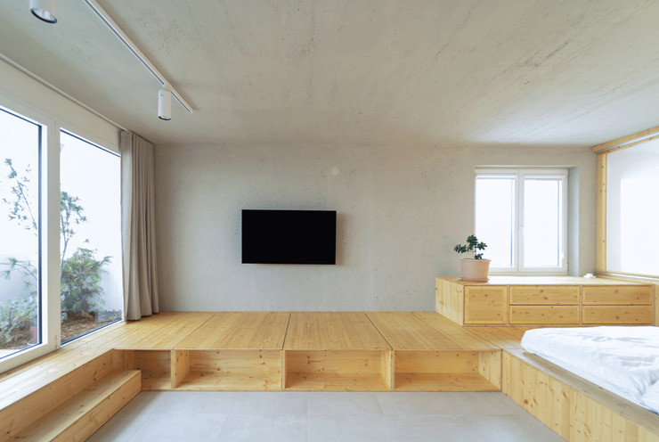 Các lô gia của căn hộ có tầm nhìn đẹp ra thành phố được hướng về phía Tây mang lại nhiều ánh nắng vào không gian sinh hoạt chính.