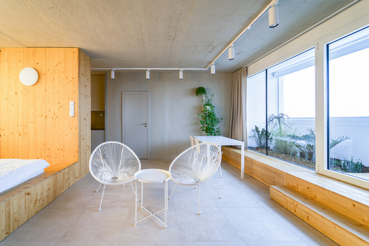 Căn hộ 2 phòng ngủ đã được chuyển đổi thành một căn hộ không gian mở rộng rãi.