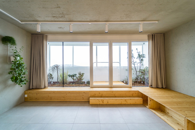 Căn hộ được một cặp vợ chồng trẻ sử dụng để ở và làm việc.