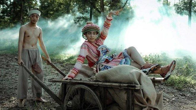 rong MV "Để Mị Nói Cho Mà Nghe", Hoàng Thùy Linh cũng diện đầm người đồng bào kết hợp với đôi giày thể thao cá tính. Hình này thể thể hiện ý nghĩa của bài hát mong muốn không bị bó buộc, đóng khung theo một sự chuẩn mực nào.