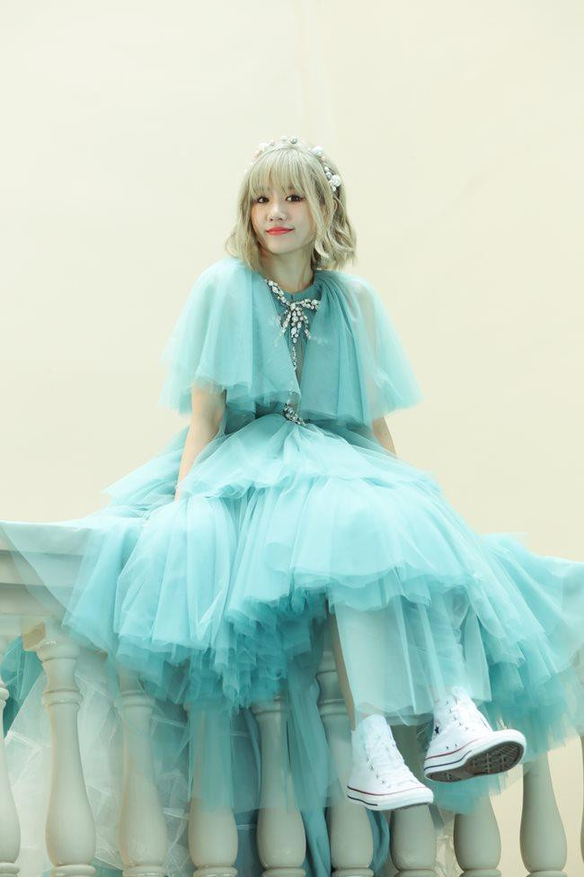 uy nhiên người đẹp lại chọn kết hợp sneaker cổ cao màu trắng khi lên hình khiến dân tình xuýt xoa.