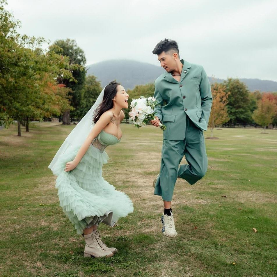 ##ss###style="text-decoration: underline;">Bạn gái Lương Bằng Quang diện chiếc đầm xanh công chúa với phần thân váy là lớp voan xếp tầng nữ tính. Cô nàng sinh năm 1998 còn phá cách khi mang ankle boots phom dáng cá tính. Combo trang phục không hề làm người xem cảm thấy nặng nề, trái lại Ngân 98 còn nhận được nhiều lời khen có cánh từ netizen.