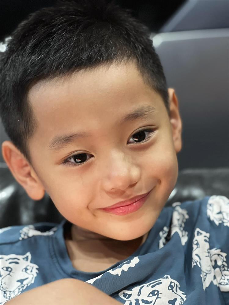 rà My Idol tâm sự về con trai: "Hôm qua sốt tới 39,5 độ dù làm đủ kiểu vẫn không hạ. 5h sáng bế đi viện. Hy mặc dù bệnh sốt, lừ đừ, mắt đỏ au lên nhưng ngoan ơi là ngoan, không than dù chỉ một lời. Bảo gì là làm nấy, không cần nhắc đến câu thứ hai. Bình thường nhây thôi chứ mỗi lần bệnh là chỉ nằm một chỗ chịu đựng. Hy của tui nhẹ nhàng, tình cảm, dù đến lúc mệt nhất cũng không bao giờ làm người khác phiền lòng".