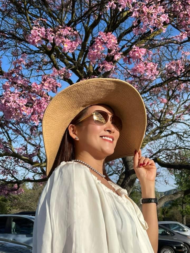 à xã Bình Minh - doanh nhân Anh Thơ - trải lòng sau sự ra đi của mẹ ruột: "Hôm nay con tiễn mẹ về trời. Ở trên cao ấy mẹ hãy yên lòng tiếp tục ăn chay, tụng kinh niệm Phật như khi còn tại thế. Mẹ tu tập, sống giản dị nhưng luôn thích thấy con làm đẹp, con vui, con hạnh phúc. Mẹ an tâm mẹ nhé, vợ chồng con và các cháu sẽ nén đau buồn, sống vui vẻ để mẹ thanh thản về cõi an lạc với Phật".