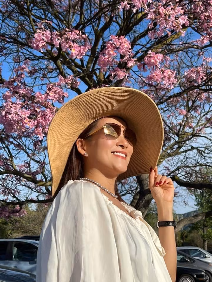 Bà xã Bình Minh - doanh nhân Anh Thơ - trải lòng sau sự ra đi của mẹ ruột: "Hôm nay con tiễn mẹ về trời. Ở trên cao ấy mẹ hãy yên lòng tiếp tục ăn chay, tụng kinh niệm Phật như khi còn tại thế. Mẹ tu tập, sống giản dị nhưng luôn thích thấy con làm đẹp, con vui, con hạnh phúc. Mẹ an tâm mẹ nhé, vợ chồng con và các cháu sẽ nén đau buồn, sống vui vẻ để mẹ thanh thản về cõi an lạc với Phật".