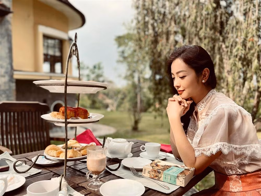 Chia sẻ khoảnh khắc thư giãn tại Đà Lạt, Jennifer Phạm hào hứng: "Bị mê không gian này, nơi thiên nhiên ưu đãi cây xanh tươi tốt với làng biệt thự cổ nấp mình dưới đồi thông xinh xinh".