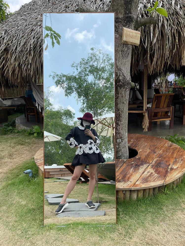 ân Trang dí dỏm: "Nghe nói cái gương thần này là đang hot ở miền Tây, nên đánh xe từ Sài Gòn về chụp cái rồi lên".