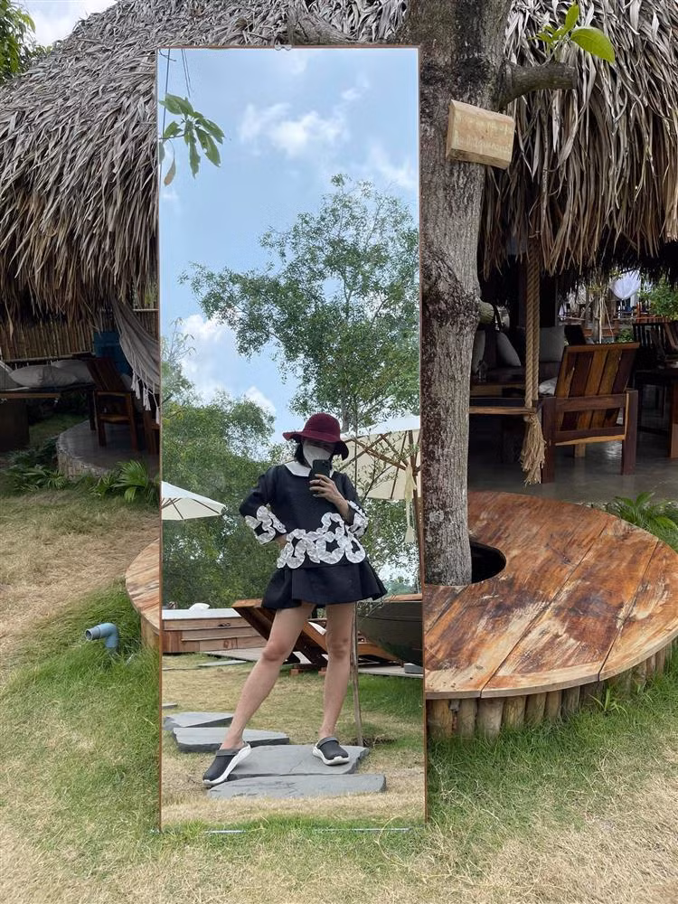 Vân Trang dí dỏm: "Nghe nói cái gương thần này là đang hot ở miền Tây, nên đánh xe từ Sài Gòn về chụp cái rồi lên".