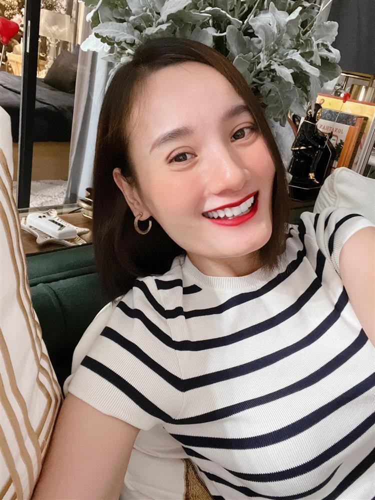 ê Thúy trải lòng: "Xưa giờ vì răng xấu nên không hao giờ em dám cười tươi như hoa nở như vậy. Em bị lệch khớp cắn, lợi che hết gần nửa cái răng. Sau thời gian tìm hiểu em mới dám mạnh dạn đi cắt lợi, hạ xương hàm để thay đổi hàm răng từ thấy gớm thành ra được như thế này. Giờ gặp ai giao lưu tự tin cười tươi chứ không phải lấy tay che hàm răng ngắn và vàng khè, đen xấu đi nữa rồi. Em hỏi thật mọi người là mọi người thấy em xinh lên miếng nào không, chứ bữa giờ em gặp ai cũng tưởng em mới đi độn cằm với tiêm gọn hàm không ấy".