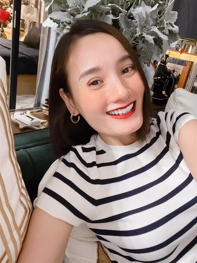 Lê Thúy trải lòng: "Xưa giờ vì răng xấu nên không hao giờ em dám cười tươi như hoa nở như vậy. Em bị lệch khớp cắn, lợi che hết gần nửa cái răng. Sau thời gian tìm hiểu em mới dám mạnh dạn đi cắt lợi, hạ xương hàm để thay đổi hàm răng từ thấy gớm thành ra được như thế này. Giờ gặp ai giao lưu tự tin cười tươi chứ không phải lấy tay che hàm răng ngắn và vàng khè, đen xấu đi nữa rồi. Em hỏi thật mọi người là mọi người thấy em xinh lên miếng nào không, chứ bữa giờ em gặp ai cũng tưởng em mới đi độn cằm với tiêm gọn hàm không ấy".