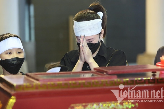 Không giấu được sự xót xa trước sự ra đi NSƯT, người thân của ông bật khóc lần cuối để tiễn ông về miền cực lạc.