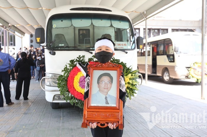 Di ảnh của NSƯT Minh Trí được người thân mang trước xe tang.