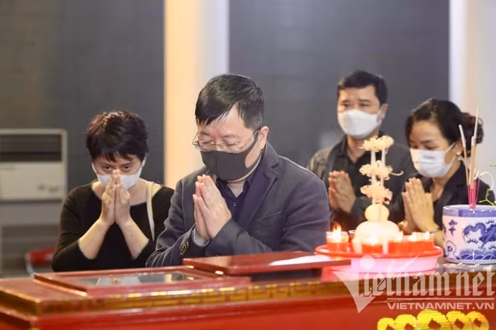 Ông Nguyễn Thanh Lâm, Cục trưởng Cục Báo chí (Bộ TT&amp;TT) lặng lẽ bên linh cữu, chia buồn cùng gia đình NSƯT Thanh Hùng.