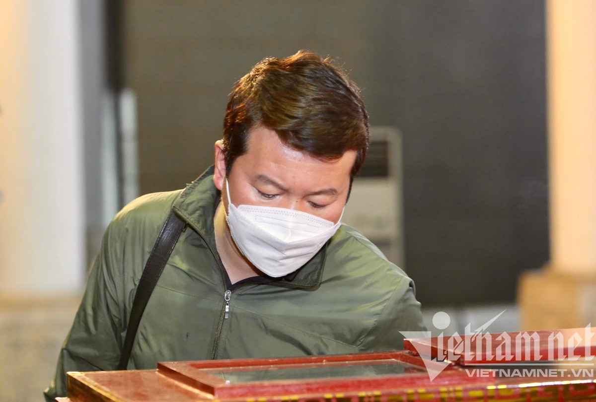 PTV Lê Xuân Sơn từng dẫn chương trình Thời sự 19h cũng có mặt để viếng bậc đàn anh.