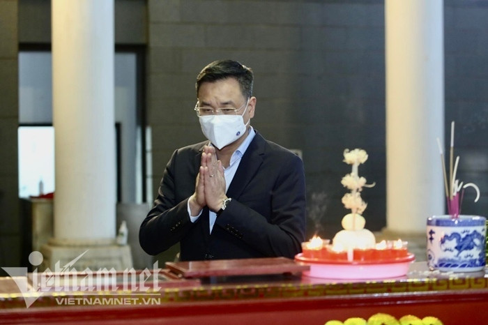 Ông Lê Ngọc Quang - Tổng Giám đốc Đài Truyền hình Việt Nam cùng các cán bộ của Đài tới viếng NSƯT Minh Trí.