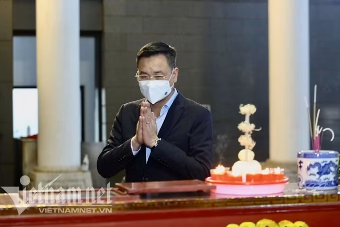 Ông Lê Ngọc Quang - Tổng Giám đốc Đài Truyền hình Việt Nam cùng các cán bộ của Đài tới viếng NSƯT Minh Trí.