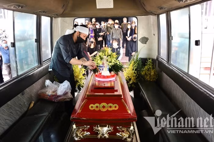 Linh cữu của NSƯT Minh Trí được đưa lên xe chuẩn bị rời nhà tang lễ.