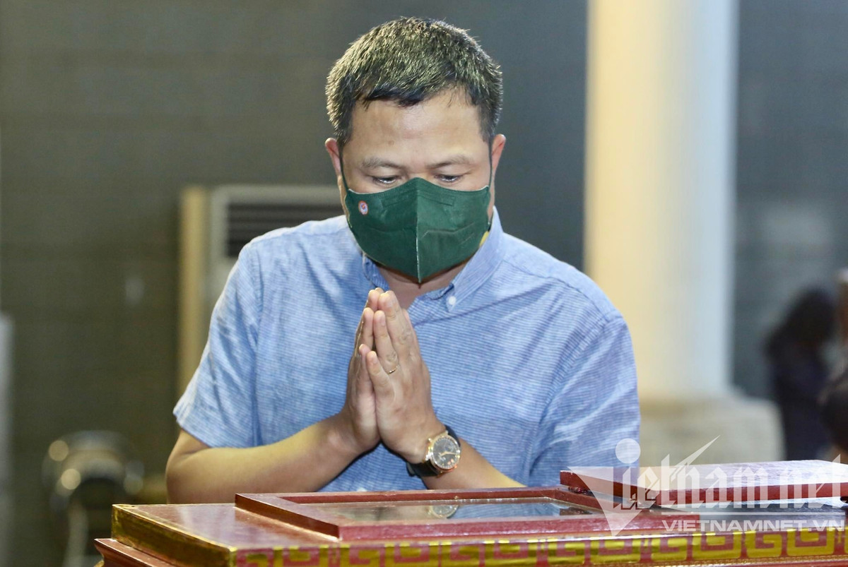 Nhà báo Đỗ Đức Hoàng - Trưởng ban Thời sự VTV đến viếng NSƯT Minh Trí.