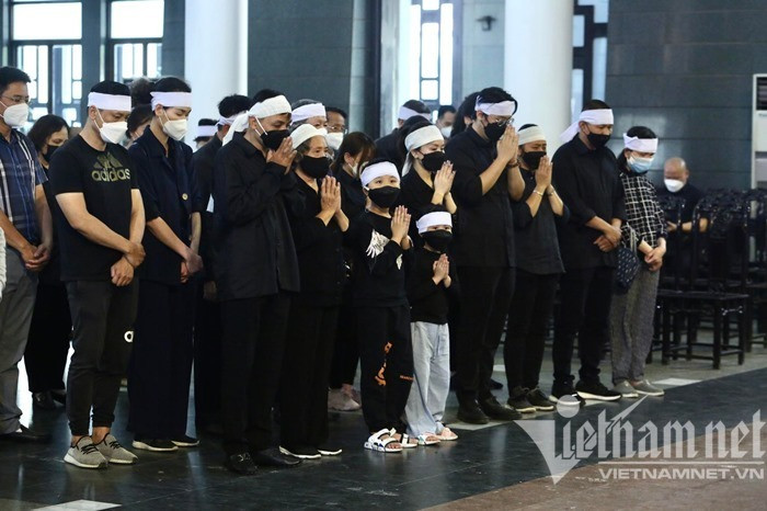 Đồng nghiệp và người thân của NSƯT Minh Trí chắp tay lặng lẽ tưởng nhớ đến người nghệ sĩ đã dành nhiều năm tháng phục vụ khán giả truyền hình và được yêu mến.