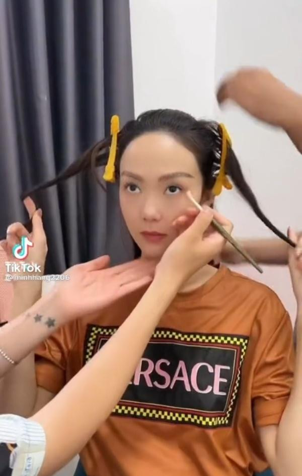 Có thể thấy, dù chưa có make-up hỗ trợ, Minh Hằng cũng đủ hớp hồn mọi ánh nhìn với đường nét gương mặt thanh tú, ngũ quan hài hòa và làn da trắng, căng mịn. Đã qua tuổi 30, nữ ca sĩ vẫn giữ vững phong độ nhan sắc "bất biến" với thời gian.