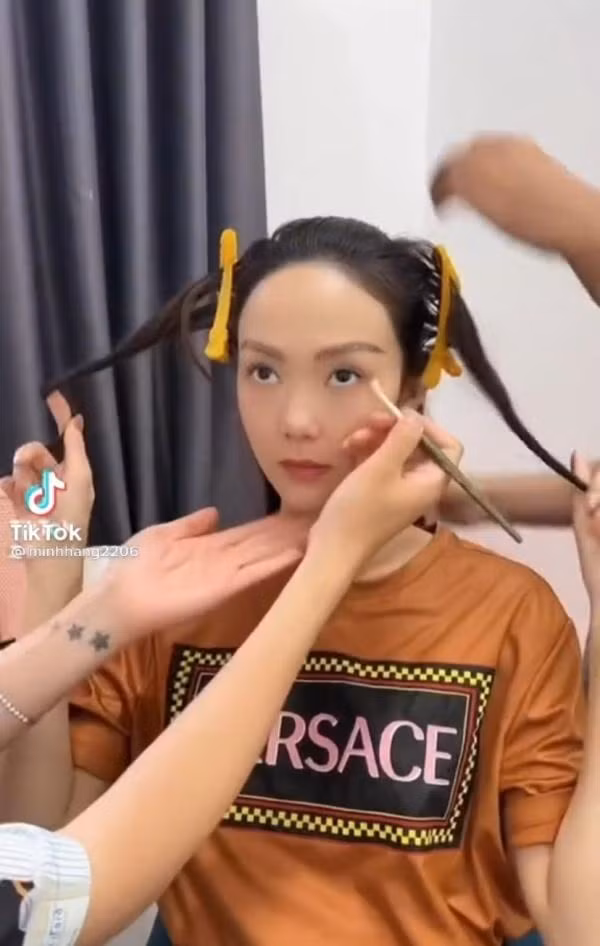 Có thể thấy, dù chưa có make-up hỗ trợ, Minh Hằng cũng đủ hớp hồn mọi ánh nhìn với đường nét gương mặt thanh tú, ngũ quan hài hòa và làn da trắng, căng mịn. Đã qua tuổi 30, nữ ca sĩ vẫn giữ vững phong độ nhan sắc "bất biến" với thời gian.