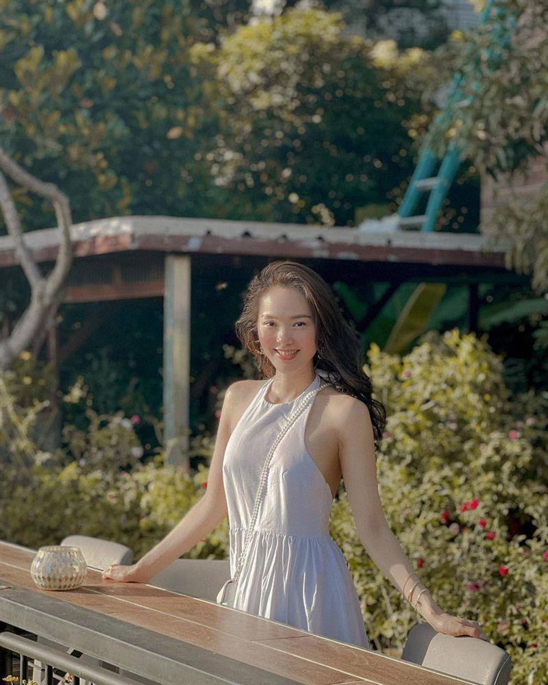 ếu không nói thì chắc chẳng ai biết được Minh Hằng năm nay đã 34 tuổi. Tuy lịch trình dày đặc từ quảng cáo, chụp hình tới đóng phim, nhưng Minh Hằng vẫn chăm sóc và giữ cho làn da của mình trắng mịn, căng bóng và không để lộ bất cứ dấu hiệu tuổi tác nào. Vậy nên thông qua những hình ảnh mặt mộc hiếm hoi của Minh Hằng, có thể thấy nhan sắc của cô có thể chấp cả camera thường