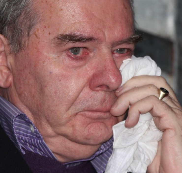 Tuy nhiên, thời kỳ huy hoàng của ông không kéo dài quá lâu. Vào tháng 11 năm 2011, ông đã phải gánh trên vai một món nợ khổng lồ sau khi thế chấp tập đoàn của mình để đầu tư vào một ngân hàng bị mất giá.