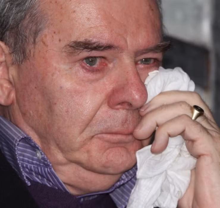 Tuy nhiên, thời kỳ huy hoàng của ông không kéo dài quá lâu. Vào tháng 11 năm 2011, ông đã phải gánh trên vai một món nợ khổng lồ sau khi thế chấp tập đoàn của mình để đầu tư vào một ngân hàng bị mất giá.