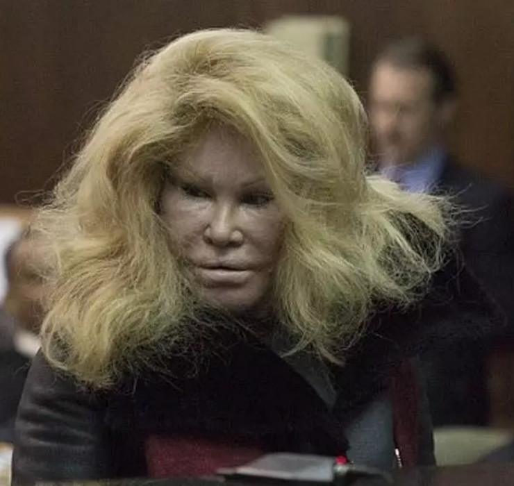 Bà cho biết phần lớn những rắc rối về tiền bạc này bắt nguồn từ việc ly hôn. Bà đã tiêu hết 2,5 tỷ USD (khoảng 57 nghìn tỷ đồng) mà bản thân nhận được sau ly hôn và phải sống bằng tiền trợ cấp.